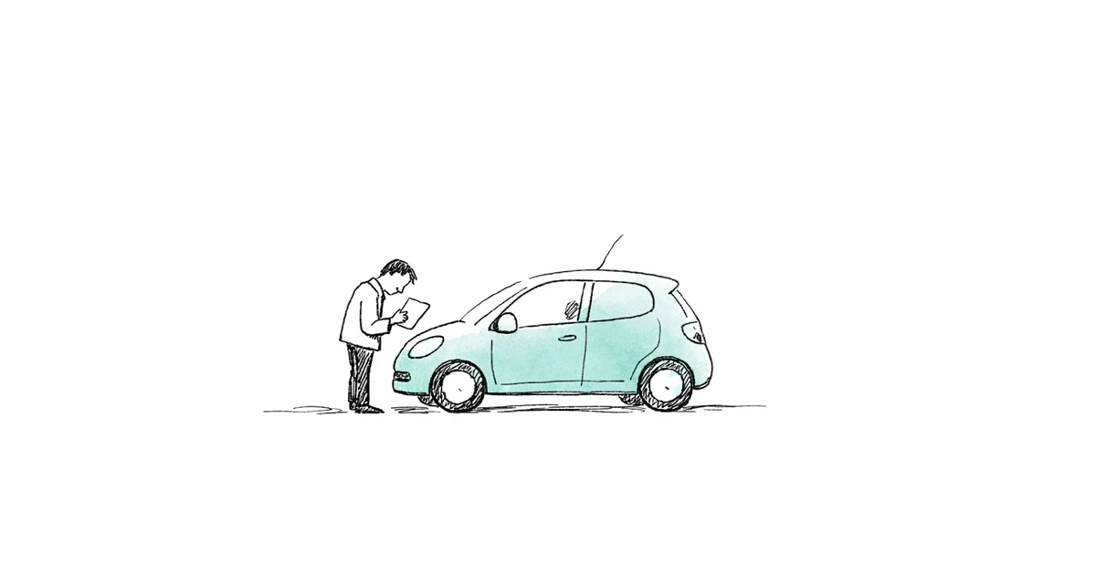 Person mit Versicherungsunterlagen steht neben ihrem Auto